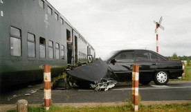 Zniszczony Opel Omega po kolizji z lokomotywą SU45-208 prowadzącą pociąg...